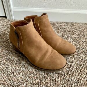 Maurice's light brown zip up ankle boots size 7.5